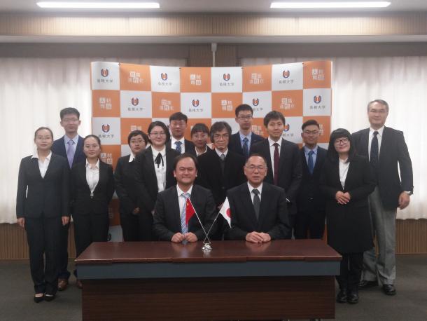 图1. 服部泰直董事长与实验室交流团举行的表敬访问会议